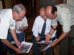 Carlos Alberto Pippi mostra ao prefeito Gil o local onde ser construda a empresa