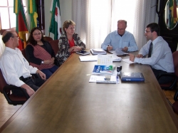 Prefeito Gil (ao centro) assinando o convnio com a Fundao Banco do Brasil