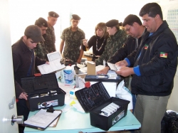 Equipes se preparam na Secretaria da Sade para sair a campo coletar as amostras de sangue