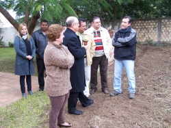 Em primeiro plano, da esq. p/ direita: vice-prefeita Claudete, prefeito Gil, secretrio Sandro, psiclogo Alberto e eng. agrnomo Humberto