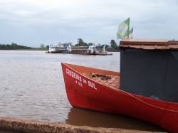 Travessia do rio Uruguai  feita atravs de balsa