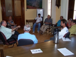 Prefeito Gil (E) durante a reunio com os representantes do Sindserpi
