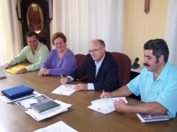 Da esq. p/ dir.: Sandro, Claudete, Gil e Olgair no momento da assinatura do convnio