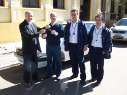 Prefeito Gil (E) entrega as chaves dos veculos ao secretrio Hamilton, observado por Rogrio Ferrari e Humberto de Oliveira, da Felice Automveis Ltda.