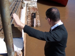 Marcos dos Santos monitora a cheia do rio Uruguai
