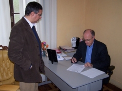 Lauter (em p) e Gil no momento da assinatura do PAC