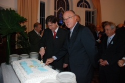 Gil e o intendente (prefeito) de Paso de los Libres, Eduardo Alejandro Vischi, cortam o bolo