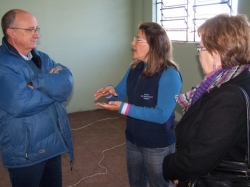 Prefeito Gil conversa em uma das quatro novas salas de aula com a diretora Mirian Silveira e a secretria de Educao, Martha Luzia Delgado
