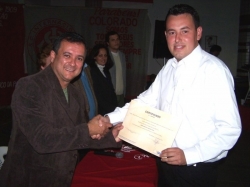 Secretrio Sandro entrega certificado a formando