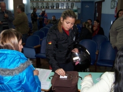 Jovem deposita o seu voto em urna instalada na Cmara de Vereadores