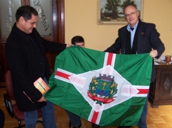 Prefeito Gil (D) presenteia Jos Leo com bandeira do municpio