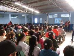 Adolescentes lotaram o salo da Escola Luiz Sanchotene para acompanhar a atividade