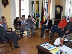 Prefeito Gil (3 da dir. pra esq.) conversa com os supervisores do Censo/2010 no municpio