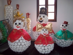 Famlia de bonecos de neve pronta para enfeitar a cidade