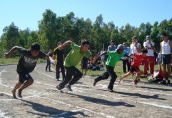 Jovens atletas disputam prova de atletismo