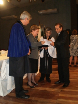 Claudete e Joo Luiz entregam o ofcio  reitora Lia, observados pelo vice-reitor Paulo Siqueira