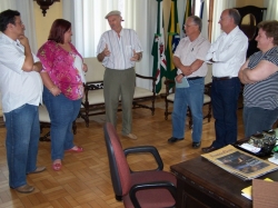 Gil Cunegato Marques (C) conta suas histrias no gabinete do prefeito