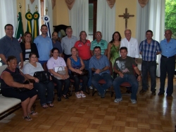 Autoridades do Executivo e do Legislativo posam para foto com os presidentes das escolas de samba