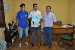Carlos Ivan (E), Cludio e Marcos durante a entrega do certificado