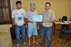 Entrega do certificado ao representante do Esporte Clube Juventude