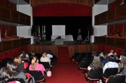Pblico atento  palestra da psicloga Maria Eliete de Almeida, do CRAI de Porto Alegre