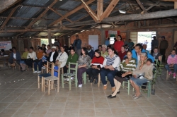 Moradores locais durante o evento realizado na sede da associao comunitria