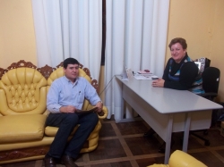 Vice-prefeita conversa com o gerente regional das lojas Grazziotin