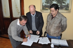 Representante da Provia assina o contrato observado pelo prefeito Gil e o secretrio Hildebrando