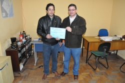 Marcos (D) entrega o certificado para o presidente da Asemi, Rogrio Kulmann