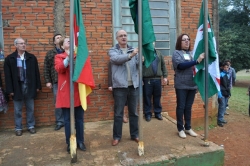 Secretria Martha (E), prefeito Gil e diretora Roselaine durante a solenidade de abrtura da festa da escola Osrio Braga