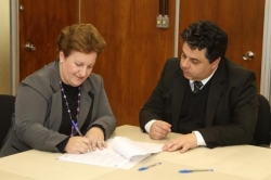Claudete assina o Termo de Cooperao Tcnica observada pelo presidente da FGTAS, Jos Heitor Gularte