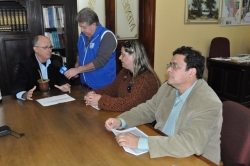 Prefeito Gil concede entrevista  emissora de rdio ao lado da gerente local da Corsan, Selmara Cabreira, e do secretrio Hildebrando dos Santos