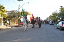 Mulheres cavalgam em direo  fazenda Santa Rita