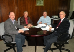 Prefeito Gil (1 da dir. pra esq.) assina o contrato de participao no programa na companhia de Daltro (3 da dir. pra esq.) e de representantes do Estado