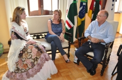 Catrine, Adlia e prefeito Gil conversam sobre a Festa da Uva