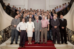 Governador Tarso e os prefeitos dos 108 municpios gachos nas escadarias do Palcio Piratini