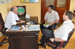 Andr Ferreira (C), acompanhado de seu colega Jonathan Bresciani, se despede do prefeito Gil