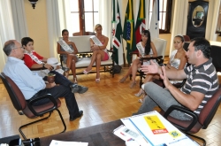 Prefeito Gil (E) conversa com os membros da Corte 2012