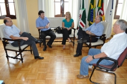 Da esq. pra dir.: Hamilton Berro (sec. Fazenda), Jos Machado, Ftima Graeff, prefeito Gil e Daltro Bernardes (chefe de Gabinete)
