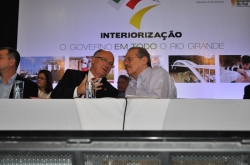 Prefeito Gil e governador Tarso conversam durante a interiorizao