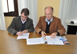 Tomazetti, ao lado do prefeito Gil, assina o contrato de prestao de servio de coleta, transporte e disposio final de resduos slidos gerados em Itaqui