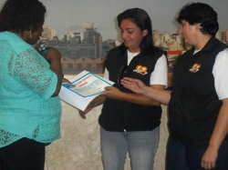 Antnia (C) e Magda recebem a premiao das mos da presidente do Sindacs/RS, Josiane Oliveira