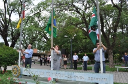 Vice-prefeita, secretrio municipal de Cultura e presidente da Cmara hasteiam as bandeiras