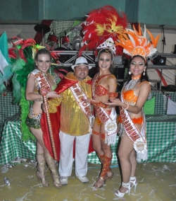 Da esq. pra dir.: Cristiane, Mrio, Andrielle e Ana Carla formam a Corte do Carnaval 2013