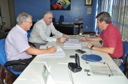 Daltro (E), Carlos Lopes e Scariot durante reunio na sede da Camil Alimentos