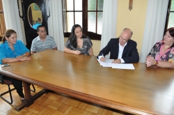 Prefeito Gil assina o convnio observado por Lia Mondadori (E), Jos Vieira, Rosngela Cosseres e Ana Cabreira