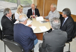 Comitiva itaquiense reunida com o secretrio estadual da Sade, Ciro Simoni