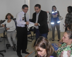 Miguel entrega o relatrio ao presidente da AVTSM, Adherbal Ferreira