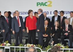 Gil conversa com a presidente Dilma segundos antes de receber de suas mos, e das do governador Tarso, as chaves do nibus escolar