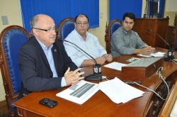 Prefeito Gil apresenta os nmeros referentes ao exerccio de 2012. Ao lado, os vereadores ber Escobar (PDT, presidente do Legislativo) e merson Ramos (PTB)